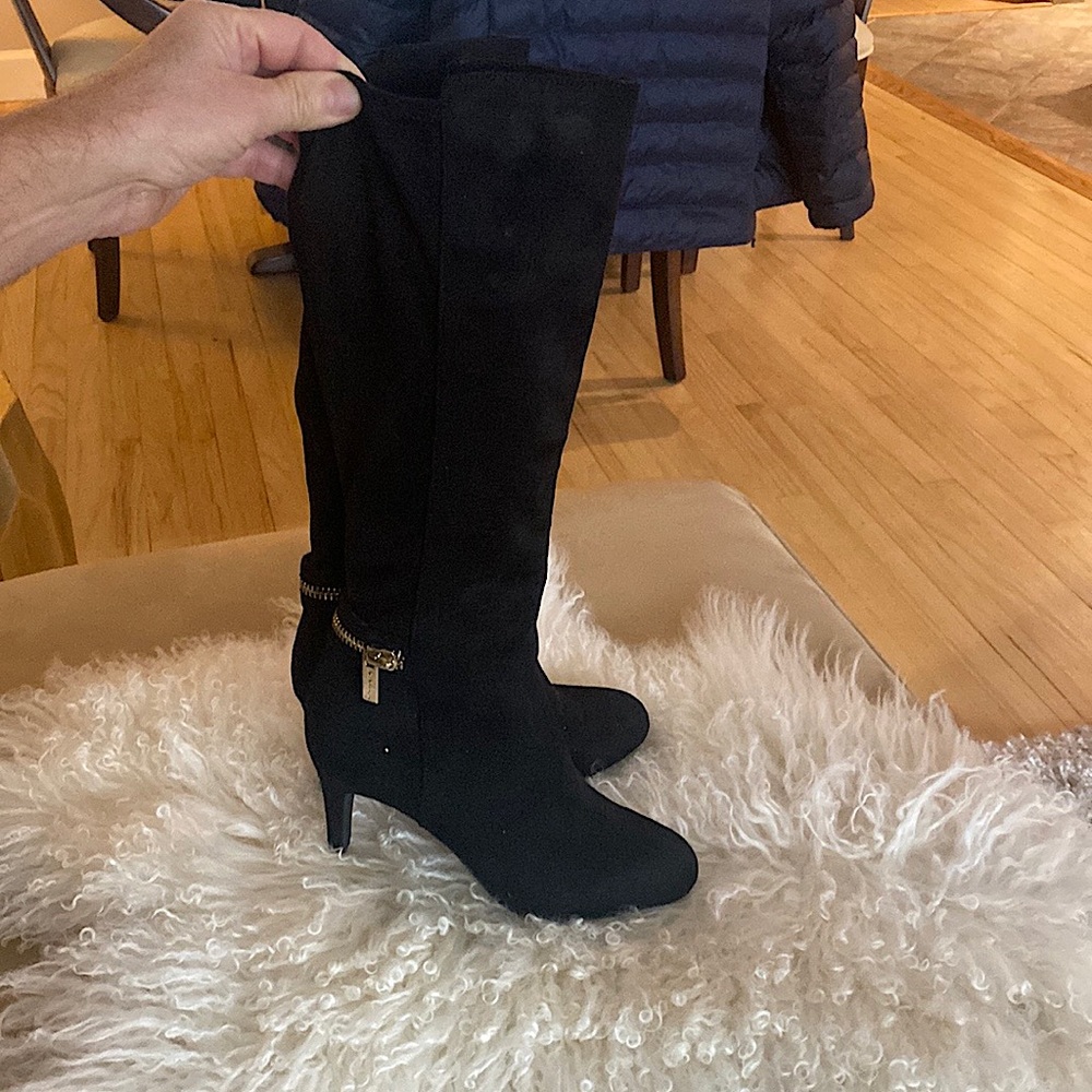 New without tags never worn Black suede. 3 inch heel